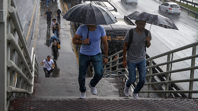 Meteorolojiden İstanbul ve bazı illere sağanak yağış uyarısı yapıldı. 