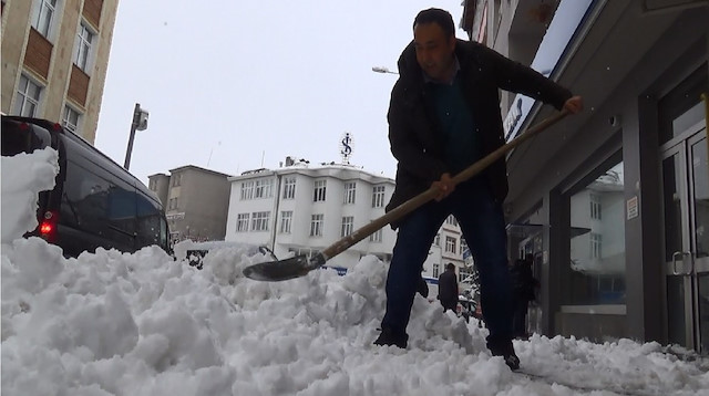 24 saat yağan kar yağışının ardından vatandaşlar, temizlik çalışması yaptı. 
