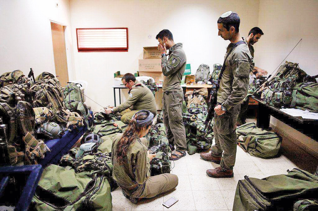 Hamas’ın baraj ateşi İsrail askerlerini çaresiz bıraktı. Sığınaklara giren askerlerin korku dolu bekleyişi saatler boyu sürdü.