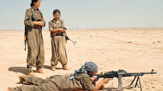 Kamp, PKK'nın göç ettirdiği kişilerin 1998'de Mahmur'a geçmesiyle, Birleşmiş Milletler ve dönemin Irak hükümeti gözetiminde kuruldu.