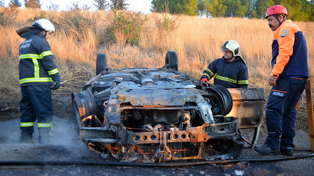 Olay yerine gelen itfaiye ekipleri yanan aracı söndürmek için çalışmalar yürüttü.