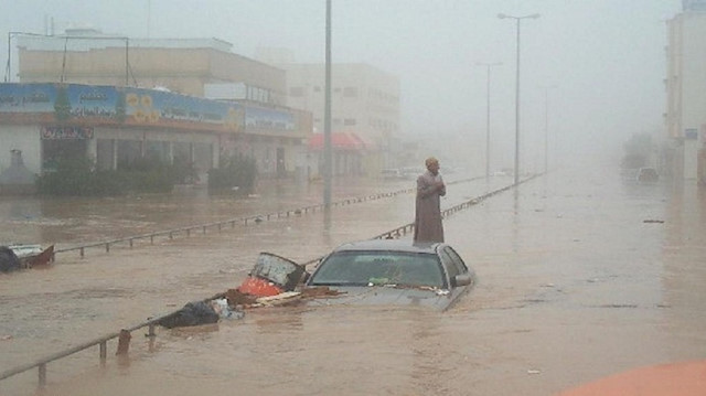  مصرع طفلة "صعقا" وانهيار عقارات جراء السيول بأسيوط في مصر