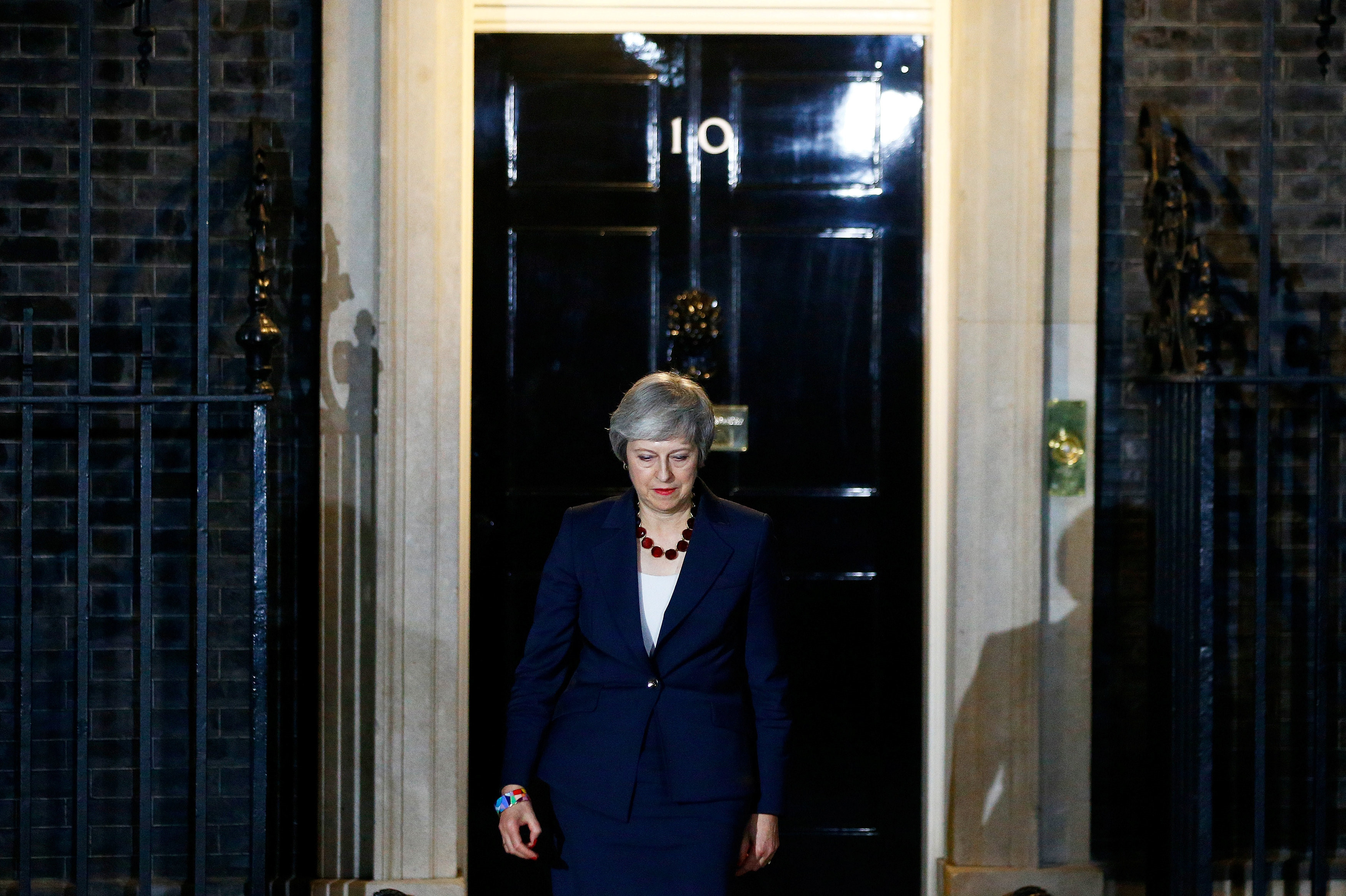 İngiltere Başbakanı Theresa May, Başbakanlık konutundan çıkarken. 