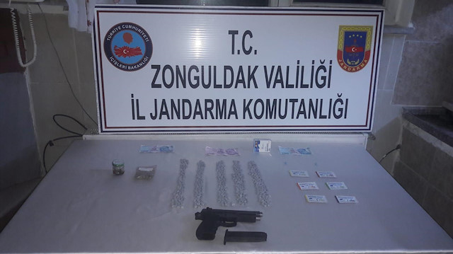 Zonguldak'taki operasyonda okul müdürünün de içerisinde olduğu aracın içerisinde çok sayıda uyuşturucu madde ele geçirildi.