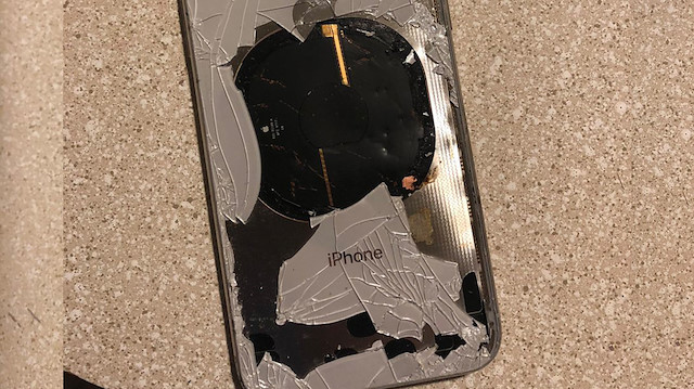 Patlayan iPhone X'in cam arka kısmı parçalandı. 