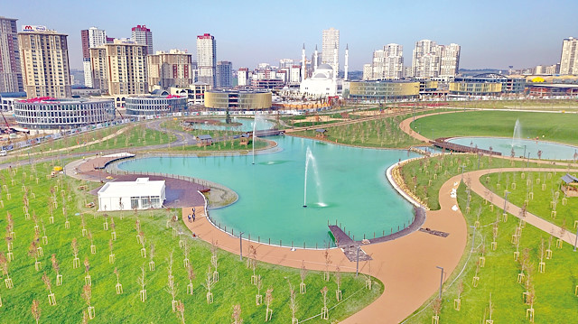 Başakşehir Millet Bahçesi, 37 bin metrekarelik kent meydanının hemen yanında 360 bin metrekare alan üzerine kuruldu.