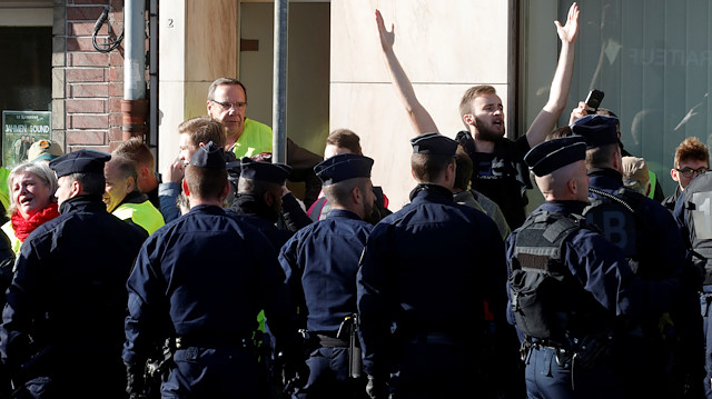 Fransa'da 'sarı yelekliler' yakıt zammını protesto ediyor.