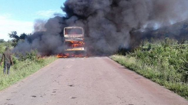 Patlama sonrası otobüs yanarak tamamen kül oldu.