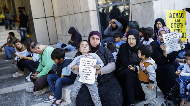 Refugees protest the living conditions in Greece

