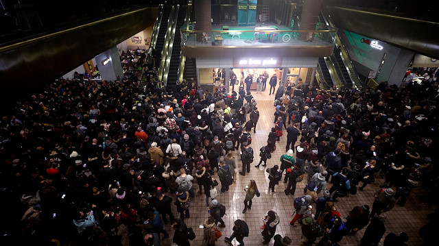 Pek çok insan New York'taki Port Authority Otobüs Terminali'nde mahsur kaldı.