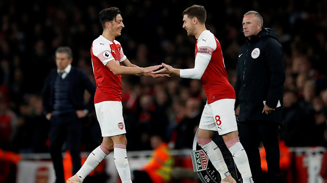 Leicester City maçında Mesut Özil oyundan çıkarken, yerine Ramsey dahil oluyor.