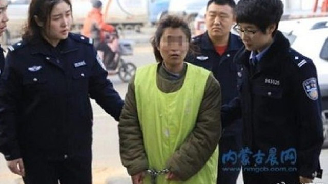 Çin'de Gao isimli kadın, çocuğunu öldürdükten sonra tutuklandı. 