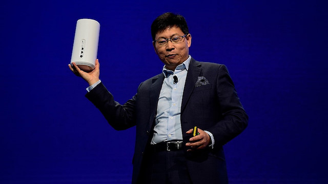 Huawei’nin CEO’su Richard Yu, 2018 Mobil Dünya Kongresi’nde akıllı hoparlör tanıtıyor.