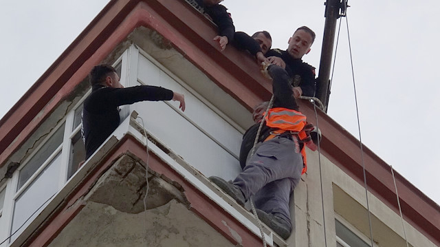 Halat kopması nedeniyle 9. katın balkon çıkıntısında mahsur kalan Onur Durmuşoğlu'nun imdadına polis ekipleri yetişti.