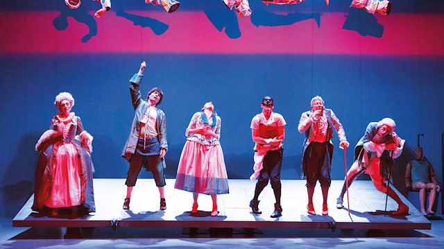 ​İstanbul Tiyatro Festivali İtalyan Piccolo Teatro’nun sahneleyeceği Komik Tiyatro oyunuyla başlıyor. 