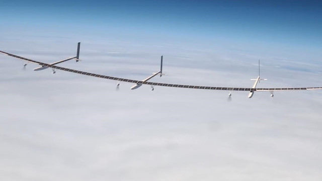 Devasa drone'un kanatlarında güneş panelleri bulunuyor.