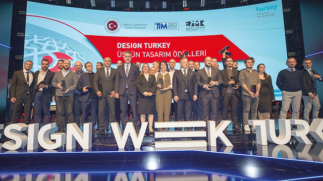 Ticaret Bakanı Ruhsar Pekcan ve TİM Başkanı İsmail Gülle, “Üstün Tasarım” kategorisinde ödül kazanan tasarımcılara ödüllerini takdim etti. Pekcan, ödül alan tasarımcıları ve firmaların yetkililerini tebrik etti.