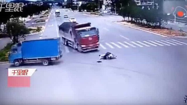 بالفيديو: سائق دراجة نارية ينجو بأعجوبة من دهس شاحنتين
