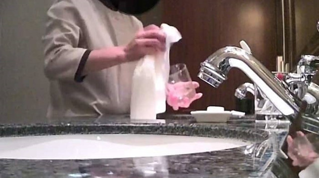 شاهد: أغرب طريقة لتنظيف الحمامات والأكواب في فنادق فخمة بالصين

