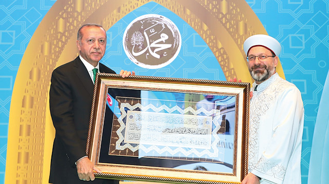 Diyanet İşleri Başkanı Prof. Dr. Ali Erbaş, konuşması sonrası Cumhurbaşkanı Erdoğan’a bir hat tablosu hediye etti.