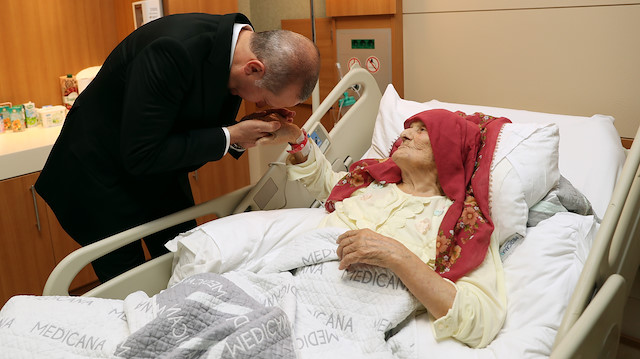 Cumhurbaşkanı Erdoğan, 100 yaşındaki Nazmiye Balcı'yı tedavi gördüğü hastanede ziyaret etti.