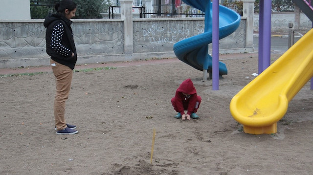 5 yaşındaki oğlunu parka götüren kadın, bir hayvana ait kesilmiş pati ve bacakları görünce şaşkına döndü. 