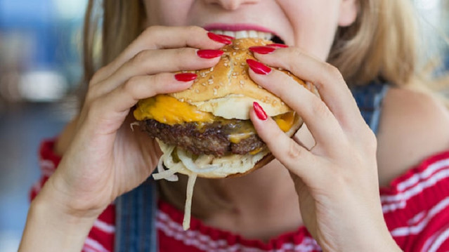 Ünlü fast food zincirinde hamburger yiyen hamile kadının ekmeğinden kurt çıktı.