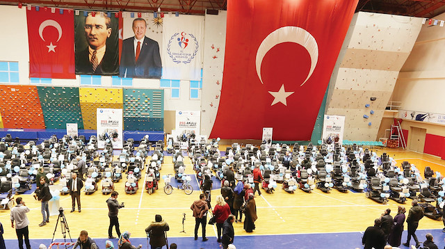 Hollanda’da hayırsever vatandaşların katkılarıyla alınan 255 adet akülü araç, Atatürk Kültür Merkezi’nde düzenlenen törenle ihtiyaç sahibi engelli vatandaşlara teslim edildi.