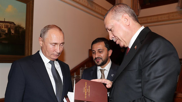 Cumhurbaşkanı Erdoğan, Rus lideri Putin'e Alev Alatlı'nın kitabını hediye ederken