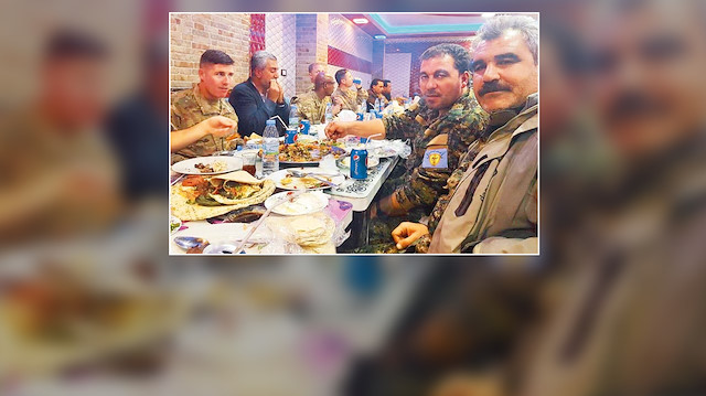 ABD’li askerlerin YPG’li teröristlerle birlikte yemek yediğinin ortaya çıkması, Türkiye tarafından tepkiyle karşılanmıştı.