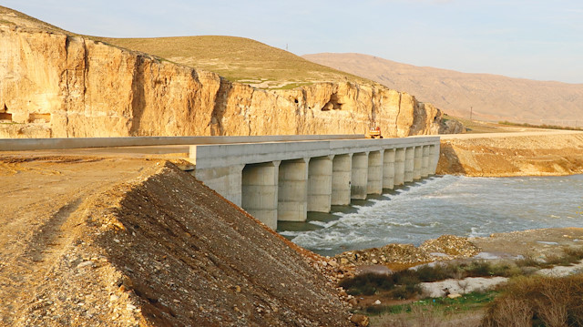 Köprünün yapımında 3 bin 200 metreküp C45 beton ile 850 ton demir kullanıldı.