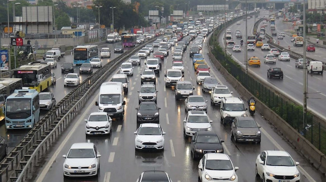 1 Aralık'tan itibaren yük ve yolcu taşıyan ticari araçlar için kış lastiği takma zorunluluğu başlayacak.