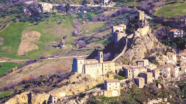 Kule, ​İtalya’nın güneyindeki Abruzzo bölgesinde bulunuyor.