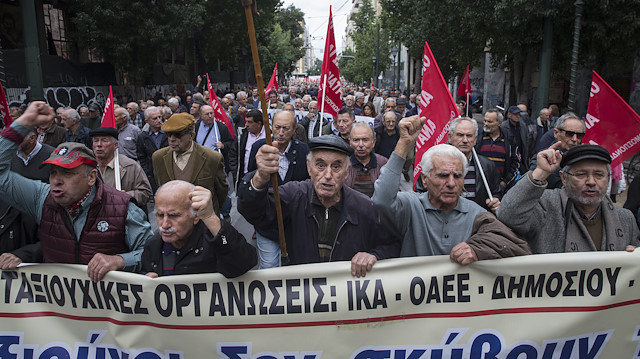 اليونان.. آلاف المتقاعدين يتظاهرون لإعادة المبالغ المستقطعة من رواتبهم