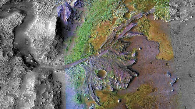 Eski zamanlarda nehir deltasına ev sahipliği yapan 45 kilometrelik kraterin, o dönemden kalma organik molekülleri ve potansiyel mikrop yaşamına dair diğer işaretleri muhafaza etmiş olabileceği düşünülüyor.

