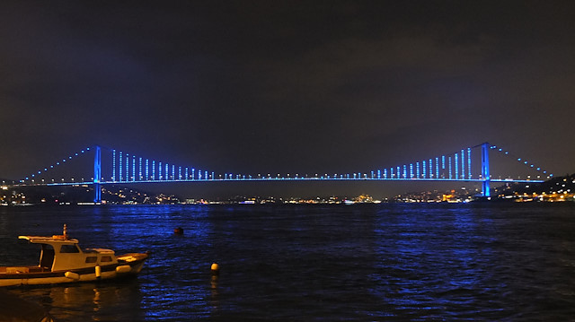 Galata Kulesi ve İstanbul'un kıtaları bağlayan köprüleri maviye büründü