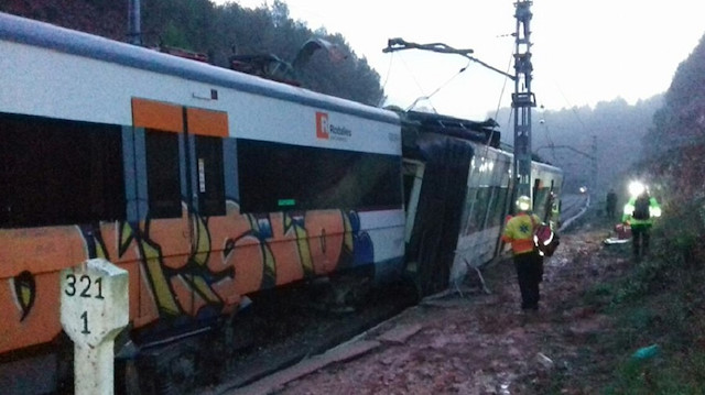 Raydan çıkan trene güvenlik ekipleri hemen müdahale etti.