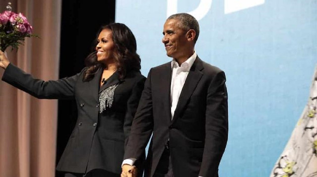 بالفيديو... أوباما يفاجئ زوجته على المسرح