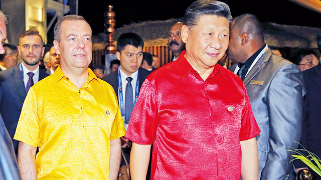 Çin Devlet Başkanı Şi Cinping’in APEC zirvesi süresince Rusya Başbakanı Dimitri Medvedev ile birlikte görüntülenmesi Washington’a mesaj olarak değerlendirildi.