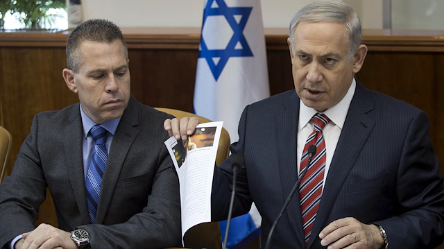 Benjamin Netanyahu (R) and Gilad Erdan (L).