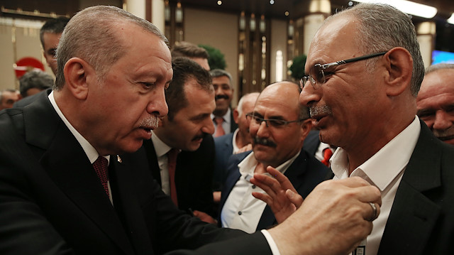 Cumhurbaşkanı Erdoğan, muhtarın cebindeki sigarayı aldı. 