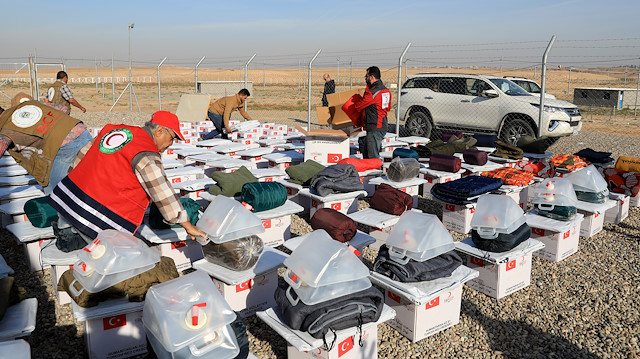 الهلال الأحمر التركي يوزع مساعدات إنسانية لنازحين عراقيين
