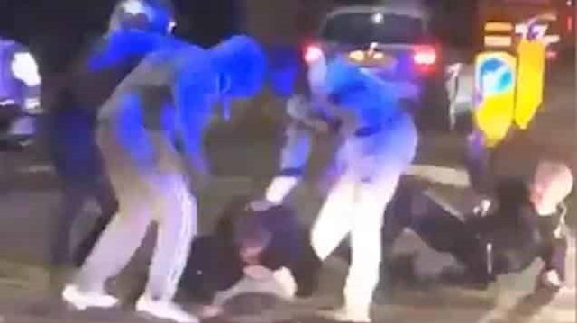بالفيديو: التعدي على ضابط إنجليزي وضابطة وسحلهم في أحد شوارع لندن
