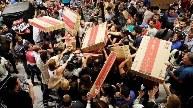 Avına odaklanan avcıların içindeki şiddeti ortaya çıkaran gün: Black Friday