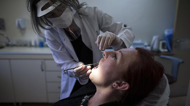 Yapılan araştırmalarda Türkiye'de her 100 kişiden 90'ının ağzında çürük diş olduğu anlaşıldı.