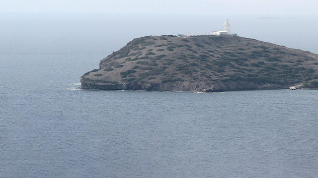 Kardak bölgesinde 24 saat nöbet tutan deniz kuvvetleri, Yunan askerlerini bölgeye yaklaştırmıyor