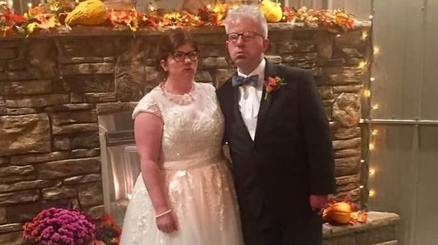 Alex Barker ve Erin Smith'in düğünlerinde çekilen fotoğraflarında mutsuz gibi görünüyorlar.