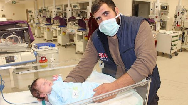 Ömer El Hattab bebek, yaklaşık 3 saat süren ameliyatla sağlığına kavuştu. 