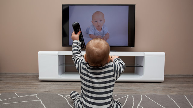 Uzmanlar, 0-3 yaş aralığındaki çocukların teknoloji ile ilişkisinin kesinlikle olmaması gerektiği konusunda görüş bildiriyor.