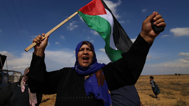 Gazze'de İsrail zulmüne direnen bir Filistinli